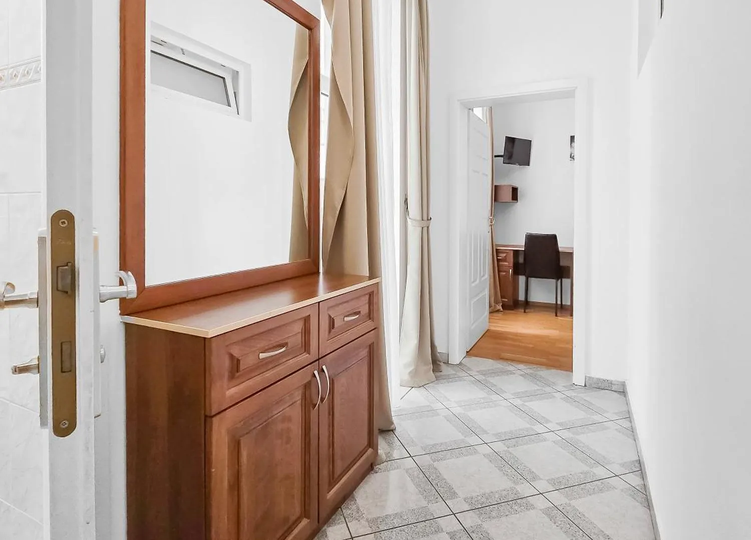 Apartment Elegant 3-Bedroom Getaway With Balcony For Groups Up To 7 Vienna