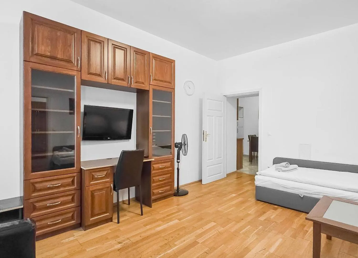 Elegant 3-Bedroom Getaway With Balcony For Groups Up To 7 Vienna Austria