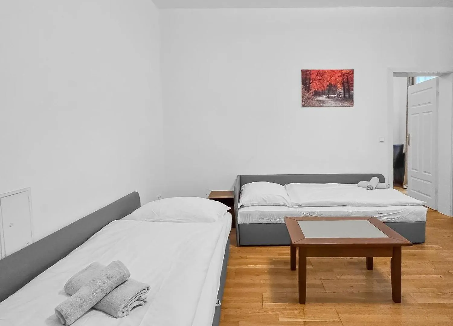 Elegant 3-Bedroom Getaway With Balcony For Groups Up To 7 Vienna Apartment
