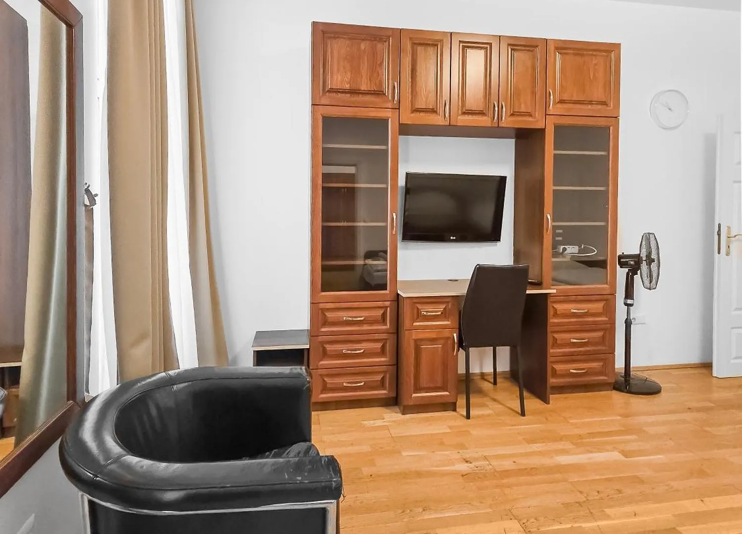 Elegant 3-Bedroom Getaway With Balcony For Groups Up To 7 Vienna Apartment