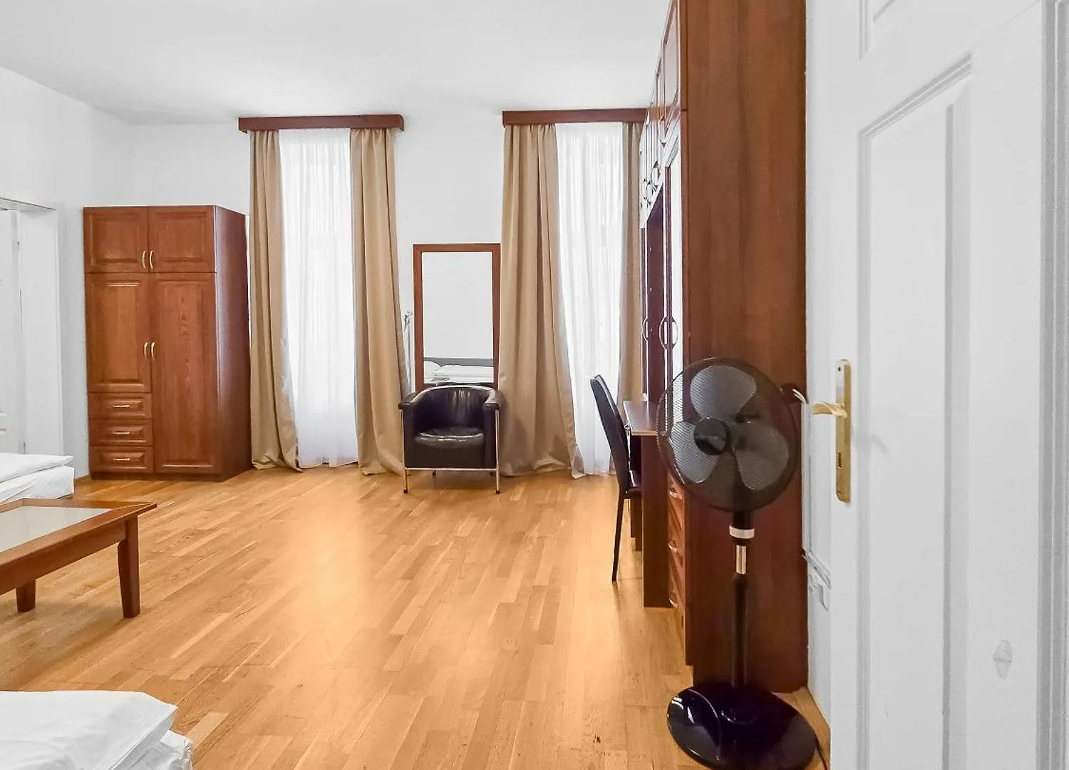 Elegant 3-Bedroom Getaway With Balcony For Groups Up To 7 Vienna