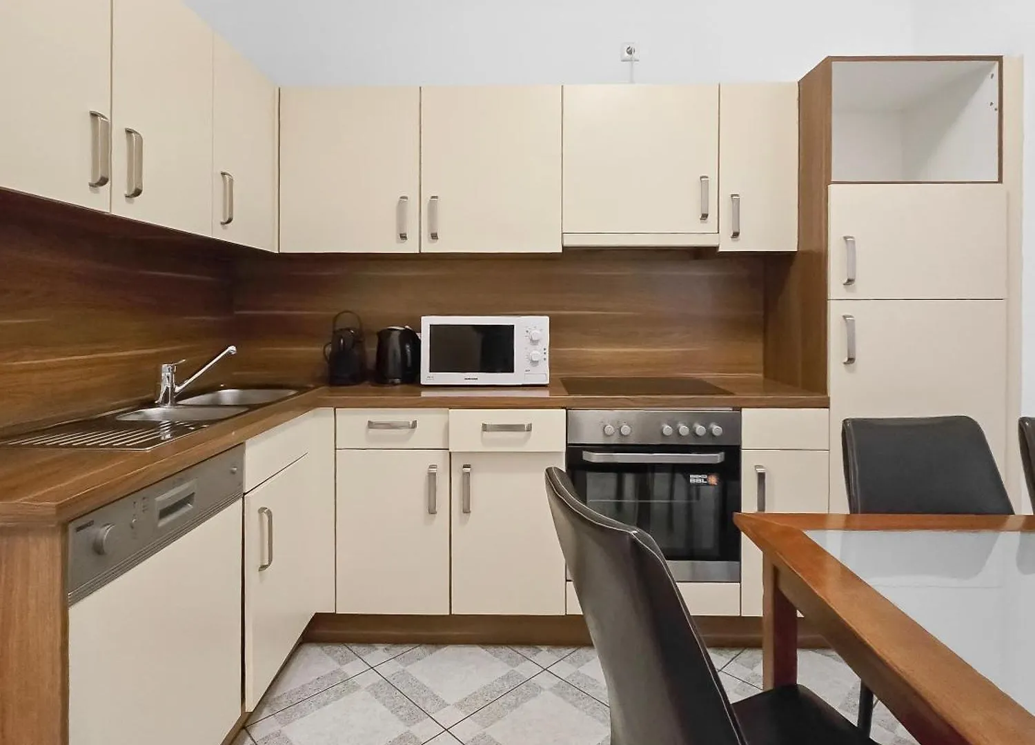 Elegant 3-Bedroom Getaway With Balcony For Groups Up To 7 Vienna Apartment