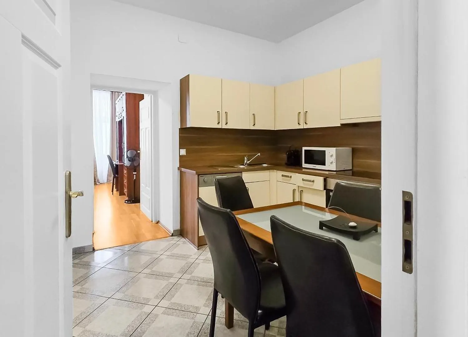 Elegant 3-Bedroom Getaway With Balcony For Groups Up To 7 Vienna