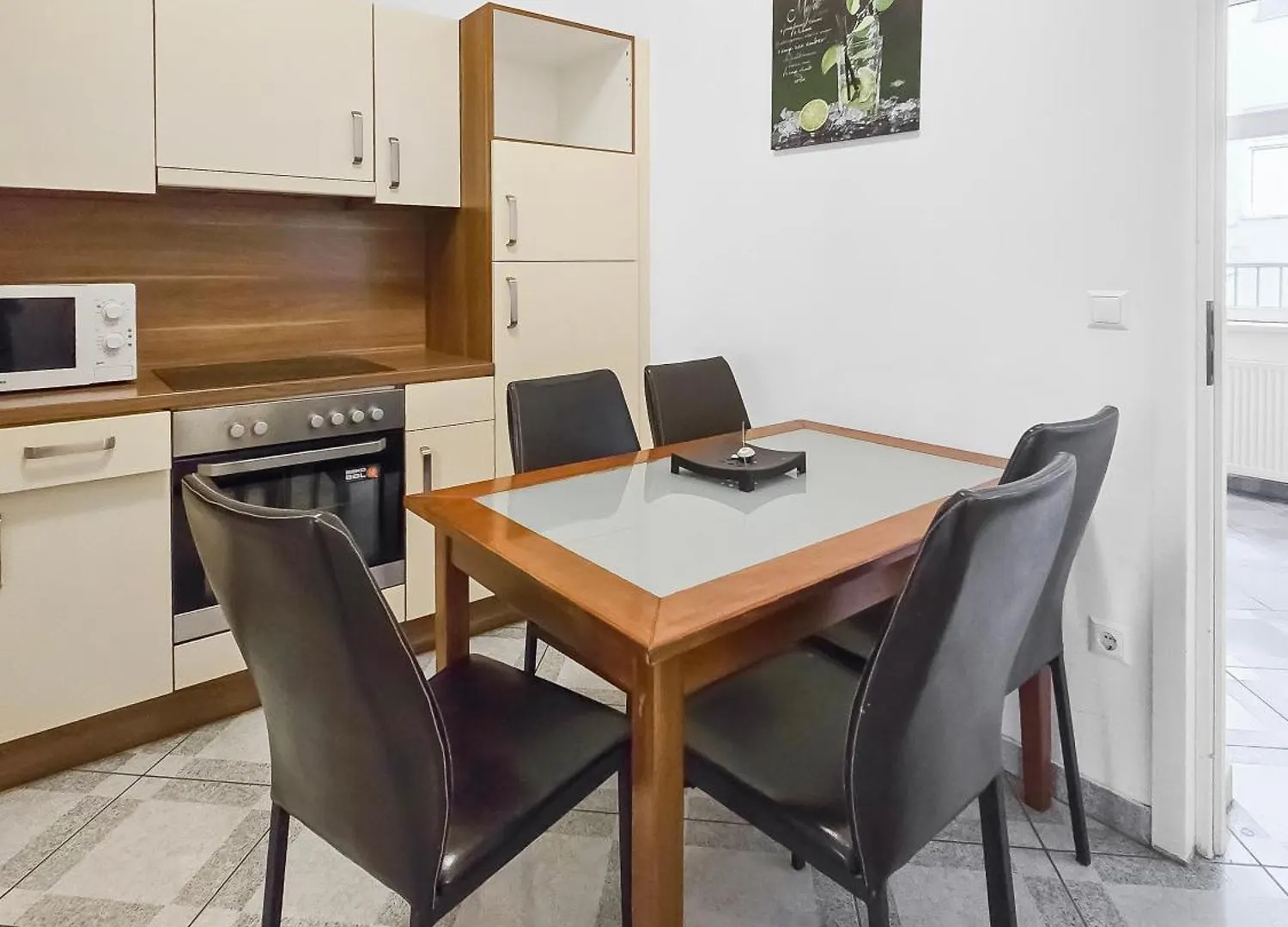 Apartment Elegant 3-Bedroom Getaway With Balcony For Groups Up To 7 Vienna