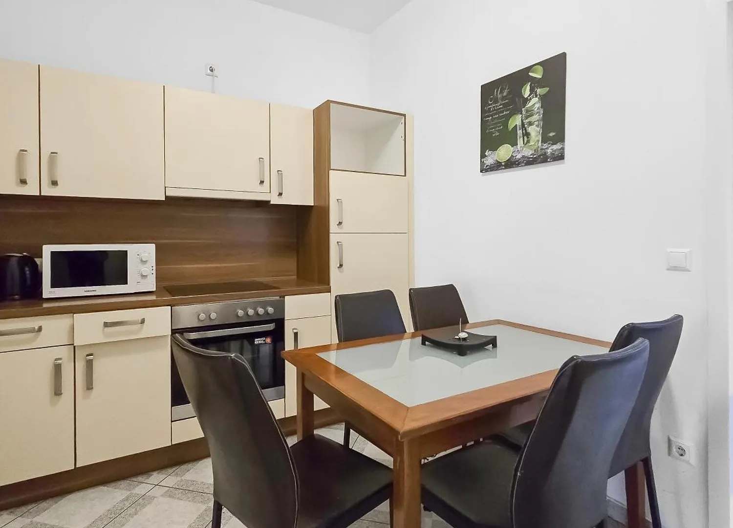 Apartment Elegant 3-Bedroom Getaway With Balcony For Groups Up To 7 Vienna